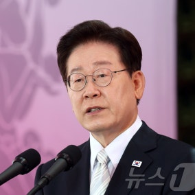 李대통령이 재점화한 '일베 폐쇄'…文정부 땐 '법적 장벽'에 막혀