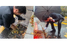폭우 속 양복 입고 배수구 청소한 국회의원, '쇼' vs '칭찬' 엇갈린 반응