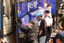 경찰, 헌재 앞 경찰버스 파손한 남성 구속영장 검토