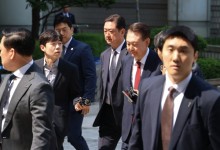 尹, 세번째 포토라인도 말없이 통과…대선 전 마지막 재판