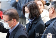 '사면' 정경심, 최성해 총장 고소…표창장 논란 2라운드
