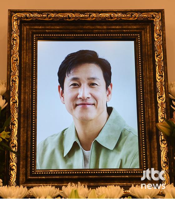 유재명·<b>김성철</b>, 故이선균 빈소 한달음에…비통한 추모·삼엄한 경비(종합)