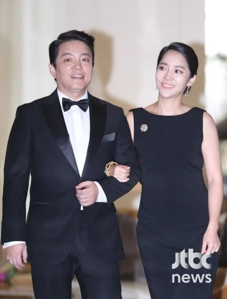 <b>이범수</b>·<b>이윤진</b> ,결혼 14년 만에 결국 파경 "이혼 <b>조정</b> 중"