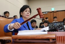 과방위 최민희 “방통위 김태규, 국회 나오기 싫으면 떠나라”