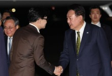 윤 대통령, 동남아 순방 마치고 귀국…한동훈 마중 나와