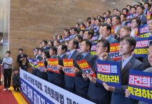 새벽까지 국감 충돌…오후엔 '김여사 국정농단 규탄' 장외집회