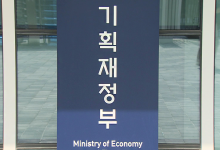 정부, 27일 임시공휴일 지정 검토…설 연휴 6일 가능성