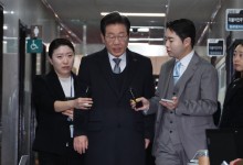 이재명 "위중한 국면…헌재의 진중·현명한 판단 기다리겠다"