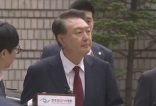 윤 전 대통령, 탈당 뒤 첫 재판 출석…잇따른 질문에 '침묵'