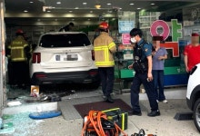 주차하려다 약국 돌진한 SUV, 부부 덮쳐…70대 약사 사망
