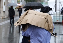 "오늘도 우산 챙기세요" 전국 곳곳 가을비…동해안 강풍 조심