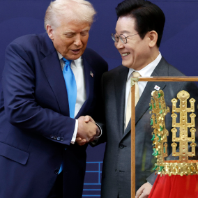 외신 "한국의 '황금 왕관' 선물, 트럼프 취향 저격"