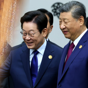 드디어 모인 APEC 21개국 정상…이 대통령, 시 주석에 '황남빵' 선물