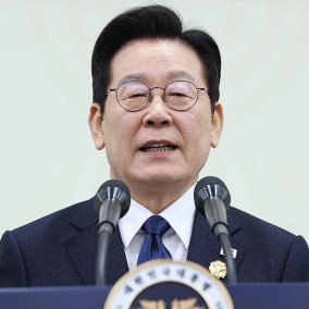 "페이스 메이커 역할 계속" 이 대통령 '한반도 평화' 강조