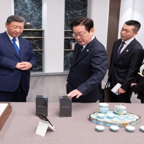 '샤오미폰' 선물에 이대통령 "통신보안 잘 되나"…시진핑도 '빵'