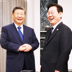 샤오미폰 받은 이 대통령 "통신 보안 되나" 농담…시 주석도 '웃음'