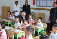 김정은, 수재민 학생 연일 챙겨…시범수업 참관·선물 증정