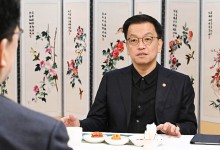 최상목 권한대행 "2월 국회서 자본시장 밸류업 법안 신속 논의"