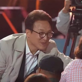 '무대 등장 논란' 김민석 "죄송"…마이크 뺏긴 여가수 반응은