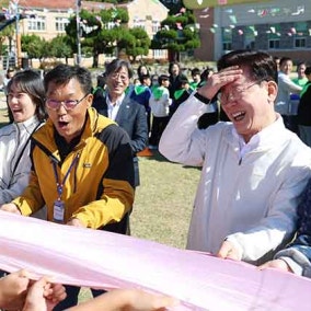 李, 초교 운동회 '깜짝 방문'…"응원 열심히 하면 맞팔"