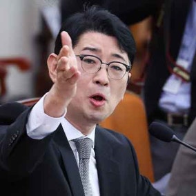 주진우 "金여사, 평일 유명 프로 대동 황제골프"…靑 "허위사실 유포 책임 물을 것"