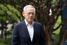 유인촌, 고 김민기 조문…“이름 바뀐 학전 잘 가꾸겠다”