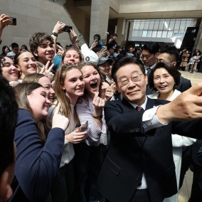 이 대통령 국정 지지율 67%…취임 후 최고