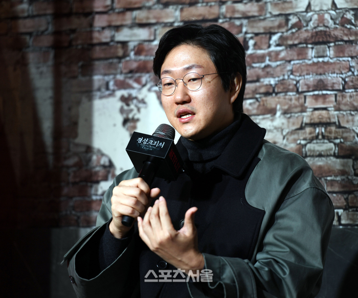 [포토] 답하는 ‘<b>경성크리처</b>’ 정동윤 감독