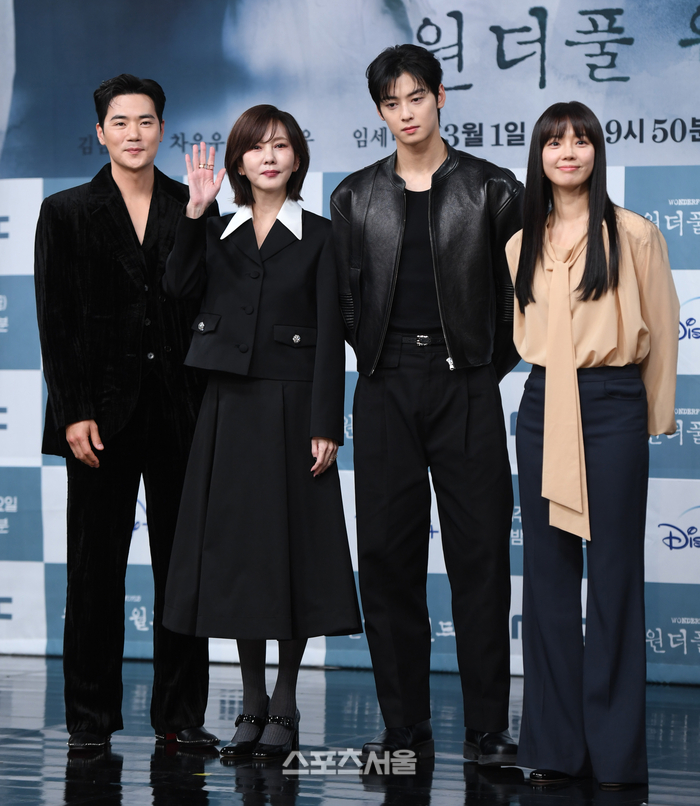 [포토] 김강우-<b>김남주</b>-<b>차은우</b>-임세미, ‘<b>원더풀 월드</b>’ 기대해 주세요