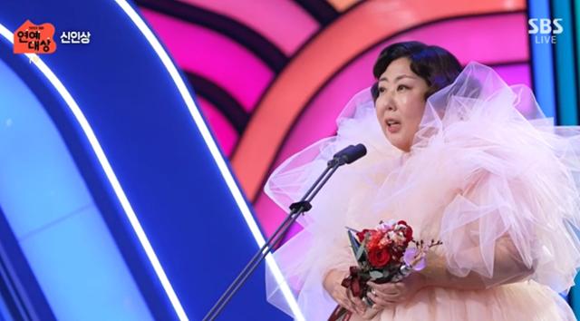 [2023 SBS 연예대상] <b>신기루</b>, 신인상 호명에 오열…유재석 '토닥'