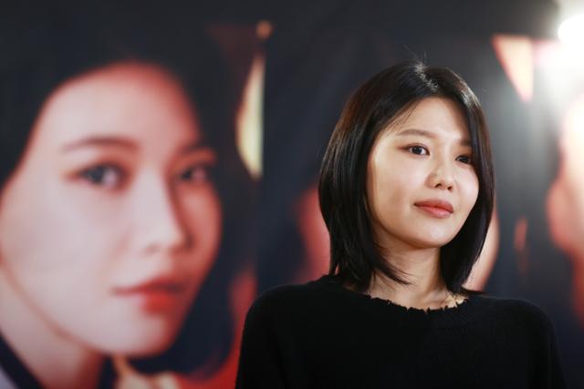 공연 도중 사진을?... <b>최수영</b> 연극 '<b>와이프</b>' 측 "대응력 강화"
