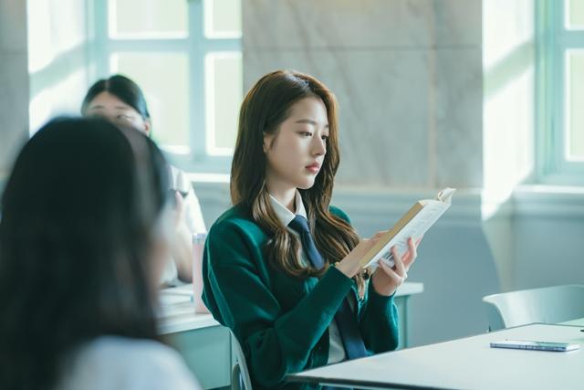 '<b>장원영 친언니</b>' 장다아, '<b>피라미드</b> 게임' 감독이 캐스팅한 이유는?