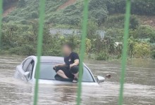 '극한 호우' 도로 침수되자 차 위로 피신한 남성…"덕분에 살았다"