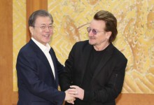 전설의 록 밴드 U2 보컬 보노의 성찰 "승리의 유일한 방법은 항복"
