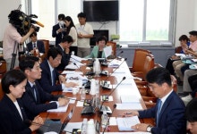 [속보] 野 반발에도 민주당, 국회 과방위 소위서 '방송 3법' 처리 강행