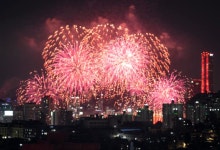 열흘 매출, 단 세 시간 만에…불꽃축제 대목 노리는 한강 편의점