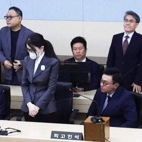 미간 찌푸린 채 변호인 바라본 김건희... 법정에 울린 '징역 7년'