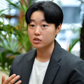 '룸살롱 아웃' 내건 기호 5번의 반란… "돌 대신 응원이 돌아왔다"
