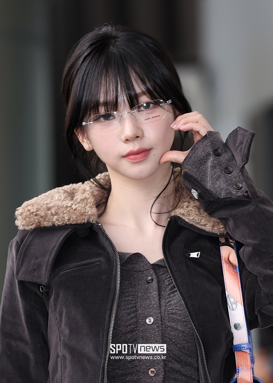 [포토S] <b>에스파 카리나</b>, 청순한 <b>안경</b> 선배