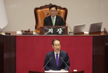 尹, 총리 대독…"맘 편할 날 없었다…어떤 어려움 있어도 '4대 개혁' 완수"