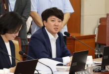 이준석 "尹, 아직 유튜브로 세상 보다니…즉각 하야하라"