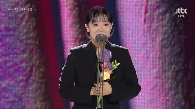 The Heartfelt Thanks of Lee SangHee to Song JoongKi at the 60th Baeksang Arts Awards