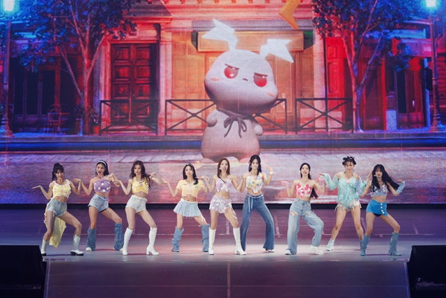 <b>트와이스</b>, 7만석 규모 日 <b>닛산</b> 스타디움 <b>입성</b>…K팝 걸그룹 최초