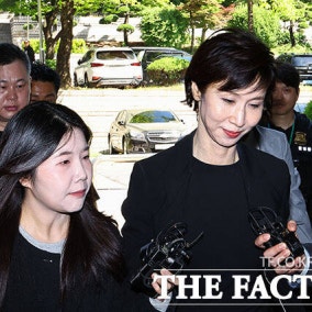 '옅은 미소 띤' 노소영 관장
