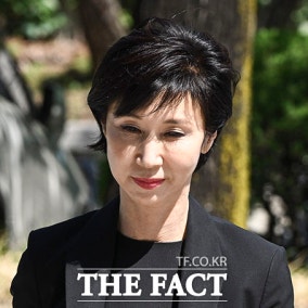 '세기의 이혼' 노소영, 재산분할 파기환송심 출석...최태원은 불출석