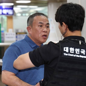 '무상 여론조사 수수' 윤석열 1심 징역 2년…명태균 법정구속
