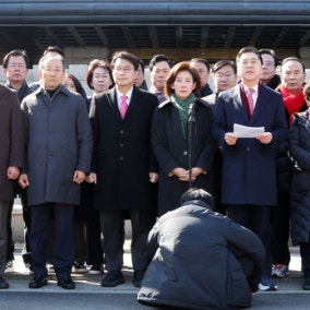 PPP bigwigs quietly weigh election odds even while voicing support for Yoon