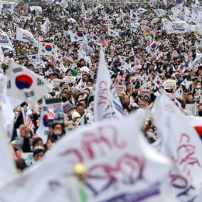Over 100,000 protesters turn out for rival impeachment rallies over March 1 holiday weekend