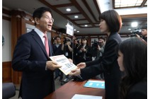 PPP's Kim Moon-soo registers presidential candidacy with election commission