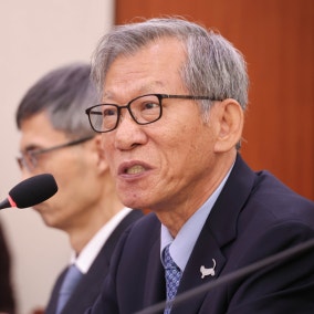 이 대통령, 친일파 글씨 개인 소장품 논란 유홍준 사의 수용